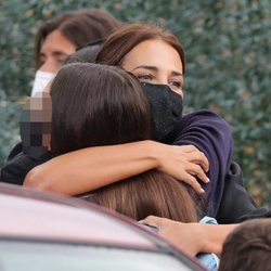 Paula Echevarría abrazando a su hija Daniella en la puerta del colegio