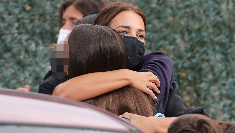 Paula Echevarría abrazando a su hija Daniella en la puerta del colegio