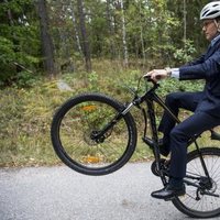 Daniel de Suecia hace piruetas con la bici en una escuela en Suecia