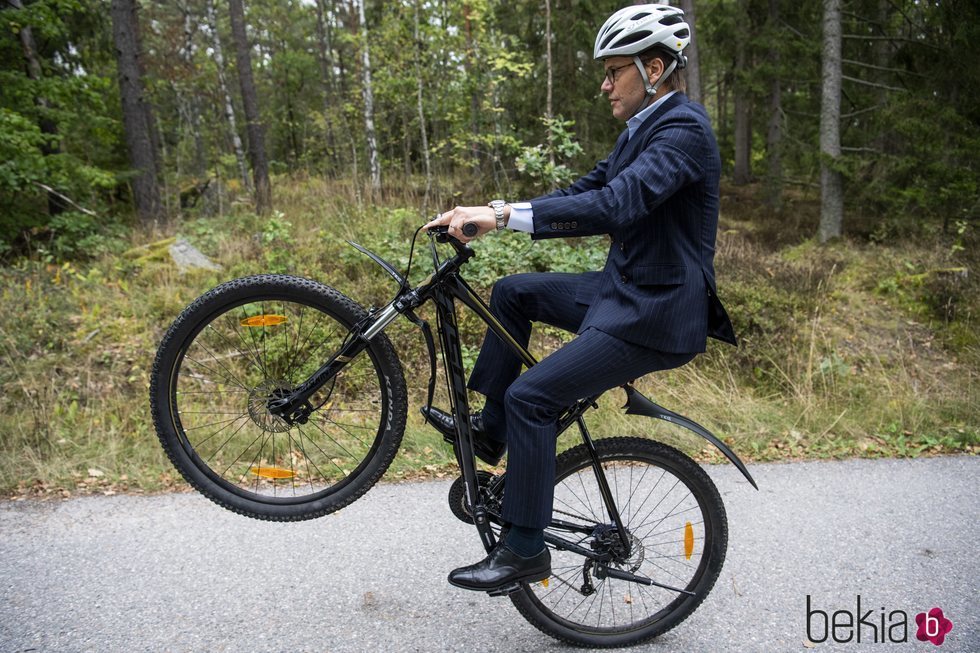 Daniel de Suecia hace piruetas con la bici en una escuela en Suecia