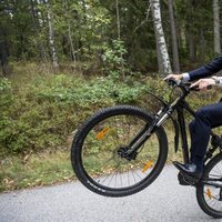 Daniel de Suecia haciendo el caballito con la bici en una escuela sueca