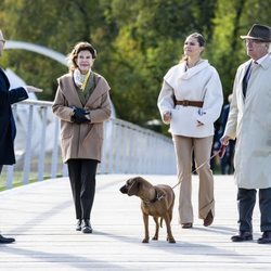 Carlos Gustavo y Silvia de Suecia con Victoria y Daniel de Suecia en Djurgården Royal Park