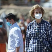 La Reina Sofía en Málaga para participar en una recogida de basura en la playa