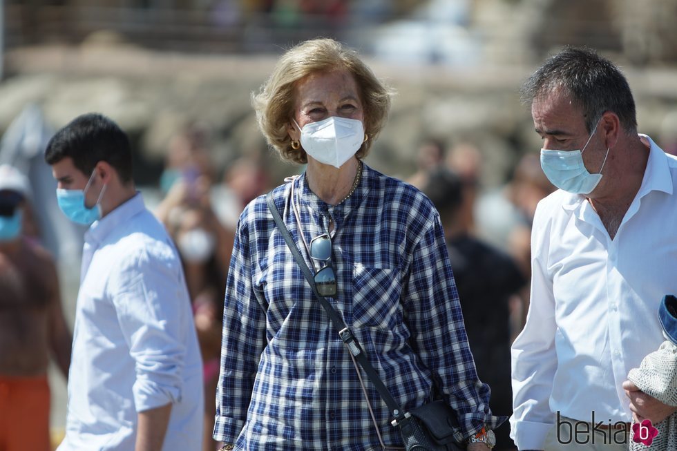 La Reina Sofía en Málaga para participar en una recogida de basura en la playa