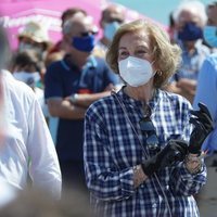 La Reina Sofía en una recogida de residuos en la playa de Málaga