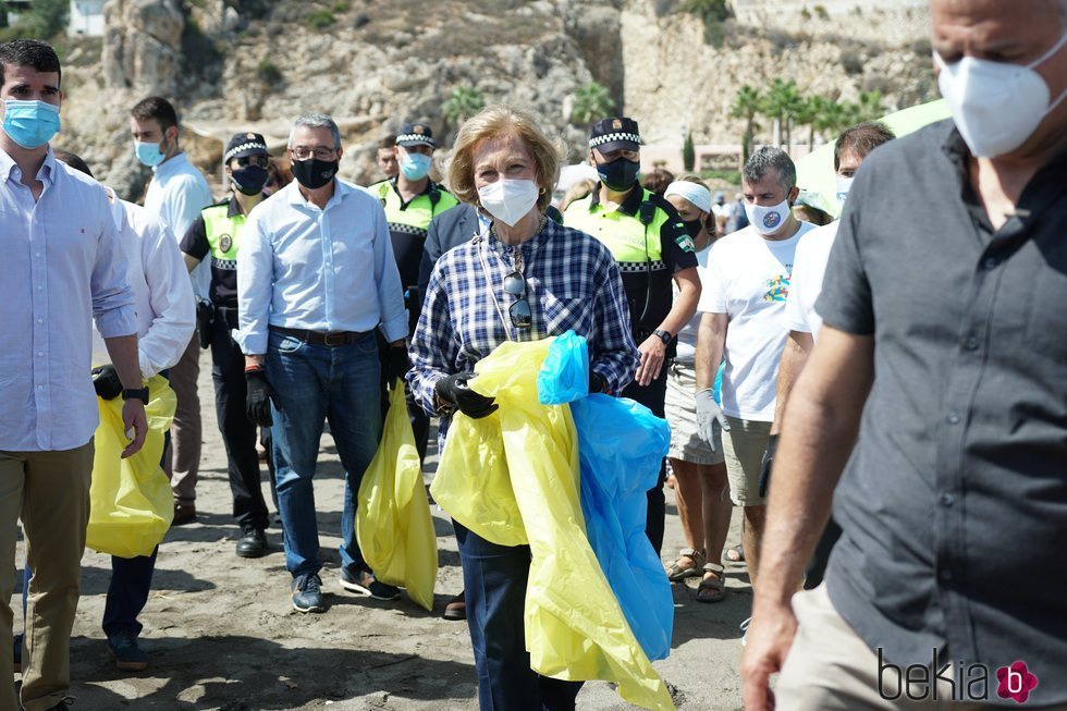 La Reina Sofía recogiendo residuos en una playa malagueña