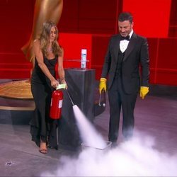 Jennifer Aniston apagando el fuego de Jimmy Kimmel en los Premios Emmy 2020