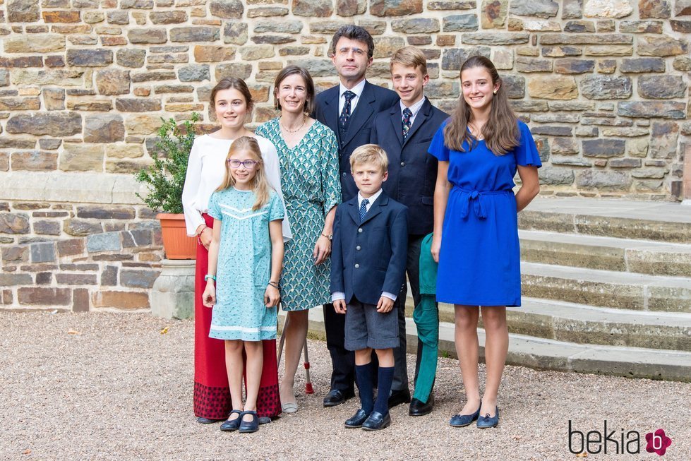 Jean-Charles de le Court e Isabelle de le Court con sus hijos en el bautizo de Carlos de Luxemburgo