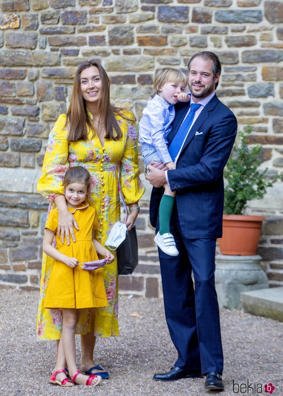 Félix y Claire de Luxemburgo con su hijos Amalia y Liam de Luxemburgo en el bautizo de Carlos de Luxemburgo