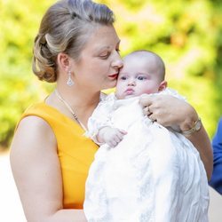 Stéphanie de Luxemburgo besa a su hijo Carlos de Luxemburgo en su bautizo