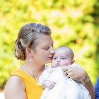 Stéphanie de Luxemburgo besa a su hijo Carlos de Luxemburgo en su bautizo