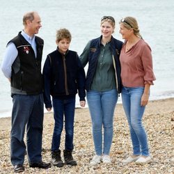 Los Condes de Wessex y sus hijos en Great British Beach Cleans en Southsea