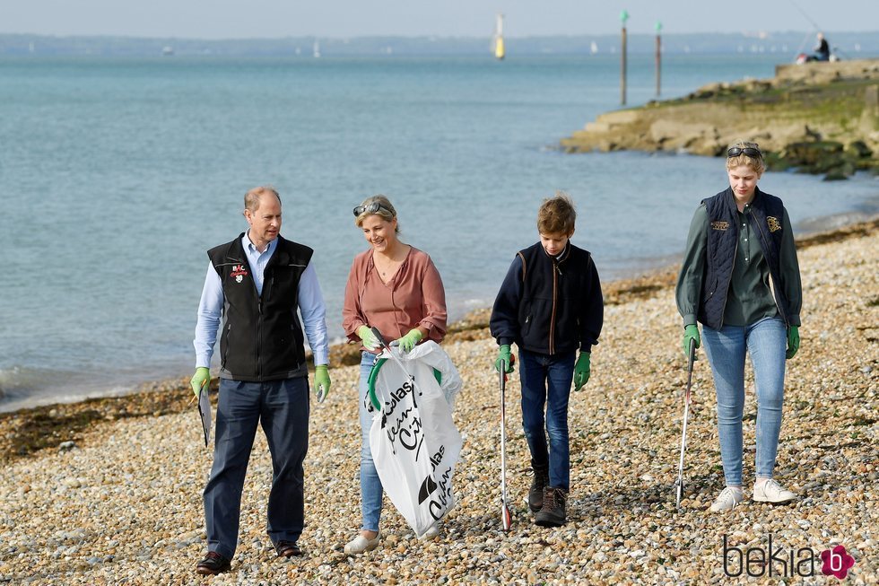 Los Condes de Wessex y sus hijos Lady Louise y James Mountbatten recogiendo basura en la playa
