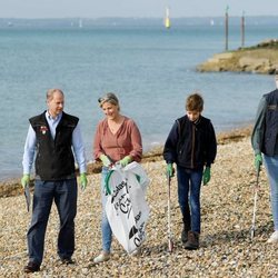 Los Condes de Wessex y sus hijos Lady Louise y James Mountbatten recogiendo basura en la playa