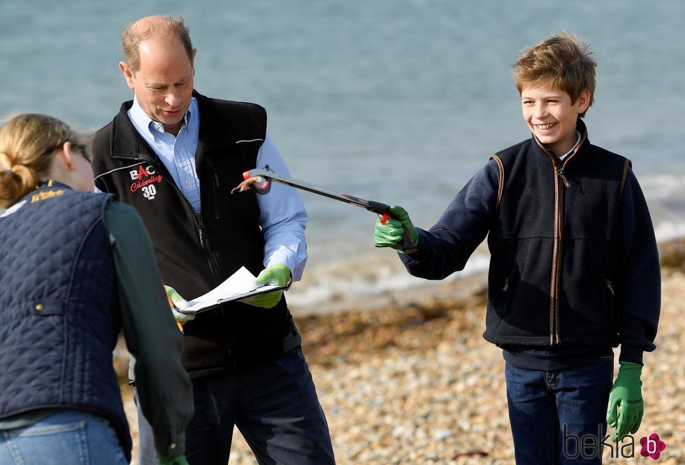 James Mountbatten-Windsor bromea con su hermana Lady Louise durante una recogida de basura en la playa