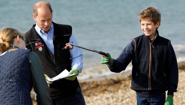 James Mountbatten-Windsor bromea con su hermana Lady Louise durante una recogida de basura en la playa