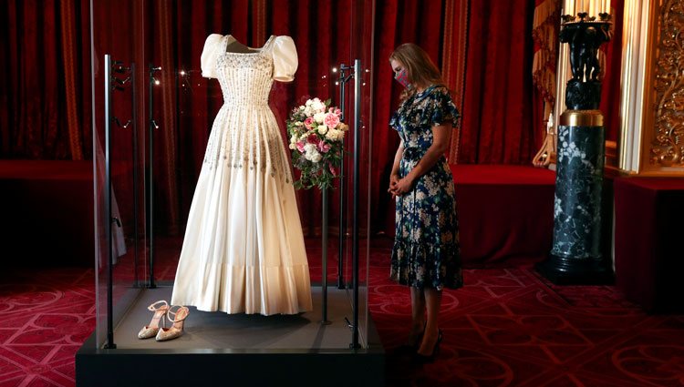 La Princesa Beatriz de York contempla su vestido de novia en el Castillo de Windsor