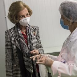 La Reina Sofía habla con una trabajadora del Banco de Alimentos de Albacete