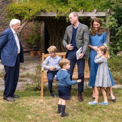 El Príncipe Guillermo y Kate Middleton y sus hijos Jorge, Carlota y Luis con David Attenborough