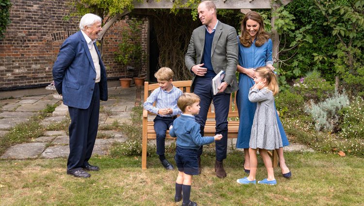 El Príncipe Guillermo y Kate Middleton y sus hijos Jorge, Carlota y Luis con David Attenborough