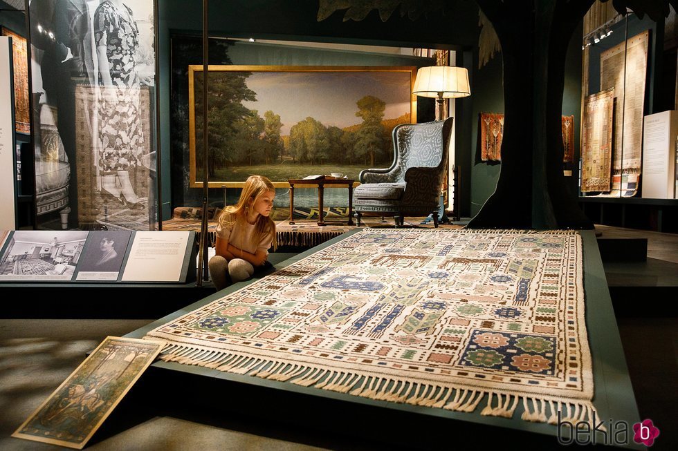 Estela de Suecia en una exposición de alfombras