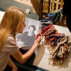 Estela de Suecia en una exposición de alfombras en el Palacio Real de Estocolmo