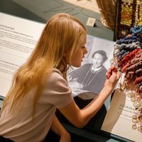 Estela de Suecia en una exposición de alfombras en el Palacio Real de Estocolmo