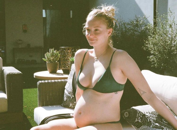Sophie Turner presumiendo de embarazo en bikini