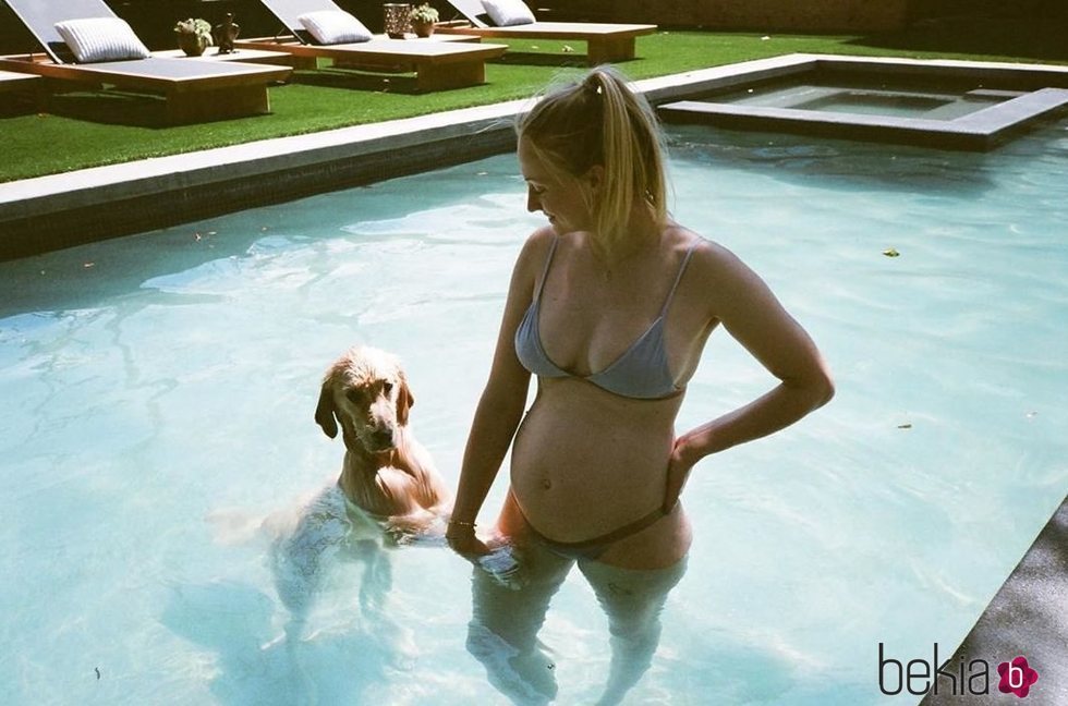 Sophie Turner presumiendo de embarazo en la piscina junto a su mascota