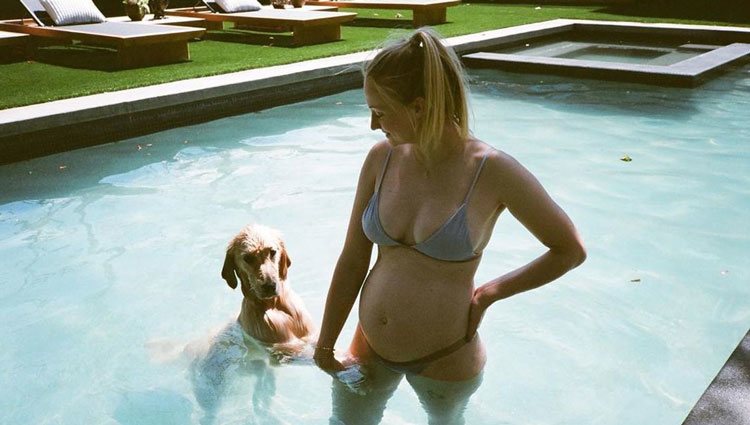 Sophie Turner presumiendo de embarazo en la piscina junto a su mascota