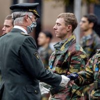 Felipe de Bélgica entrega la boina azul a su hija Isabel de Bélgica en su instrucción militar