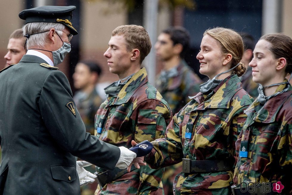 Felipe de Bélgica entrega la boina azul a su hija Isabel de Bélgica en su instrucción militar