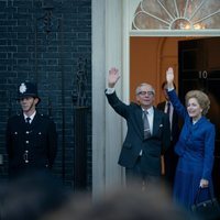 Gillian Anderson como Margaret Thatcher entrando en Downing Street en la cuarta temporada de 'The Crown'