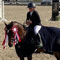 Emma Tallulah Behn con su caballo en una competición hípica