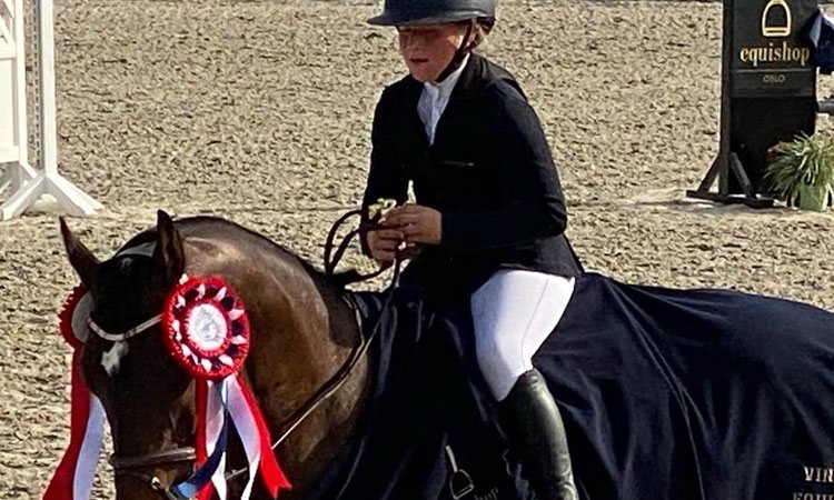 Emma Tallulah Behn con su caballo en una competición hípica