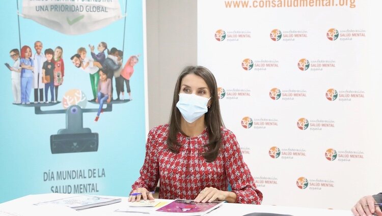 La Reina Letizia en una reunión con la Confederación de Salud Mental España