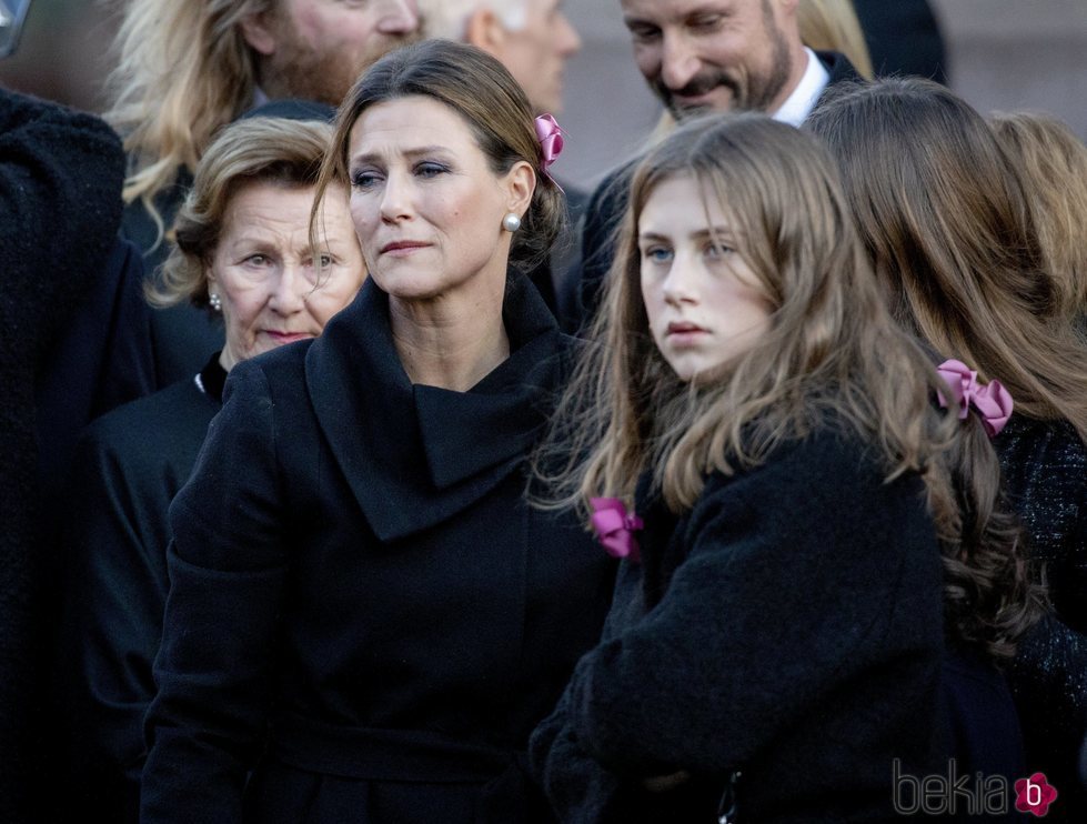 Sonia de Noruega, Marta Luisa de Noruega y Leah Behn en el funeral de Ari Behn