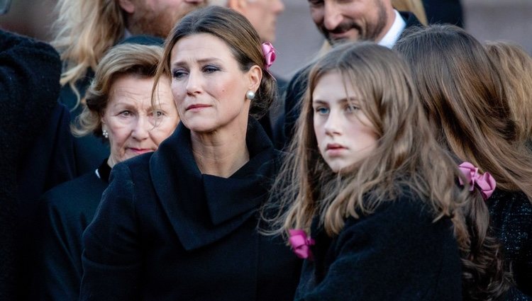 Sonia de Noruega, Marta Luisa de Noruega y Leah Behn en el funeral de Ari Behn
