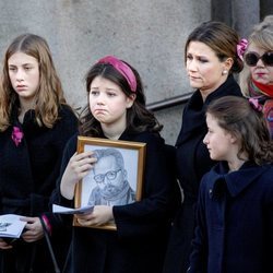 Marta Luisa de Noruega y sus hijas Maud Angelica, Leah Isadora y Emma Tallulah Behn en el funeral de Ari Behn
