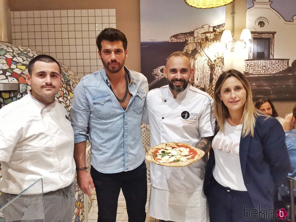 Can Yaman revoluciona una pizzería de Milán