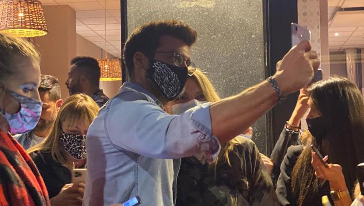 Può Yaman salutare i suoi fan all'uscita di una Pizzeria a Milano