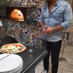 Can Yaman en una pizzería en Milán
