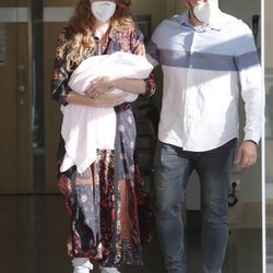María Castro saliendo del hospital junto a su marido y su hija después de haber dado a luz