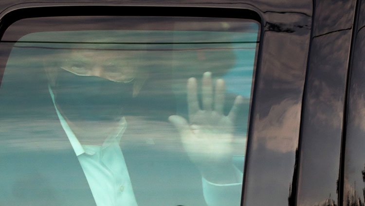 Donald Trump saluda a sus seguidores en las puertas del hospital en el que está