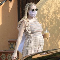 Emma Roberts paseando embarazo por Los Ángeles