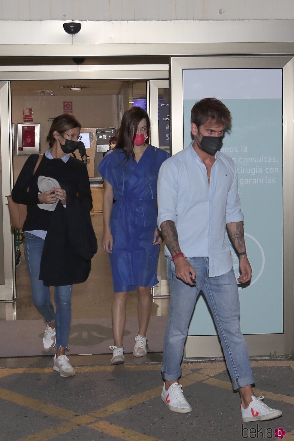 Adara saliendo del hospital junto a su madre Elena y su novio Rodri Fuertes