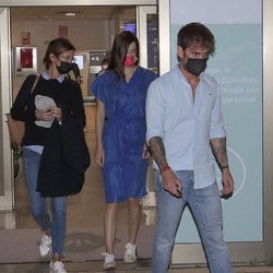 Adara saliendo del hospital junto a su madre Elena y su novio Rodri Fuertes