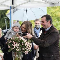 Guillermo y Stéphanie de Luxemburgo con su hijo Carlos de Luxemburgo en el bautizo de la rosa Príncipe Carlos de Luxemburgo