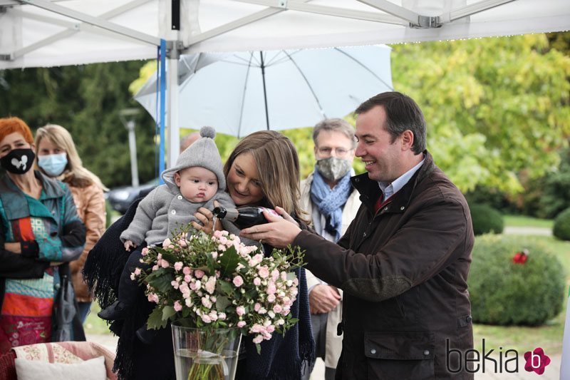 Guillermo y Stéphanie de Luxemburgo con su hijo Carlos de Luxemburgo en el bautizo de la rosa Príncipe Carlos de Luxemburgo