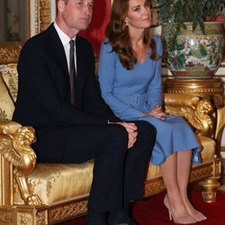 El Príncipe Guillermo y Kate Middleton en el primer acto en Buckingham Palace desde el comienzo de la pandemia